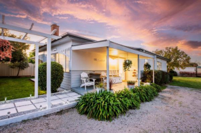 Wine Lovers Den - Beautiful Getaway Cottage